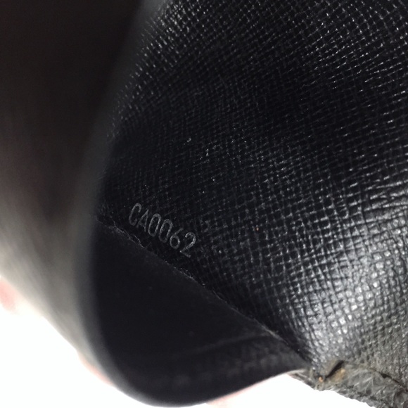 Louis Vuitton black taiga 6 key ring wallet - Picture 7 of 8